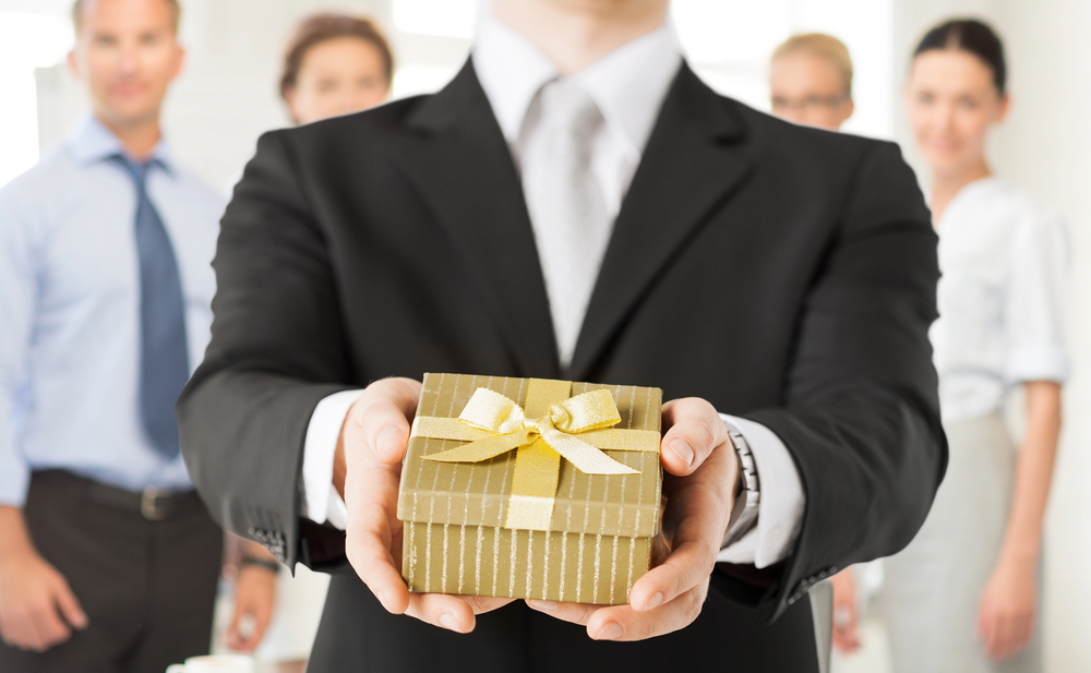 Abschied vom Job gestalten: Worauf es beim Abschiedsgeschenk Kollegin ankommt