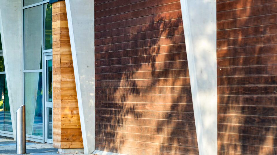 Natürlicher Baustoff mit Zukunft: Holz in der modernen Fassadengestaltung